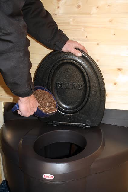 Rajouter de litiere pour toilette seche biolan populett