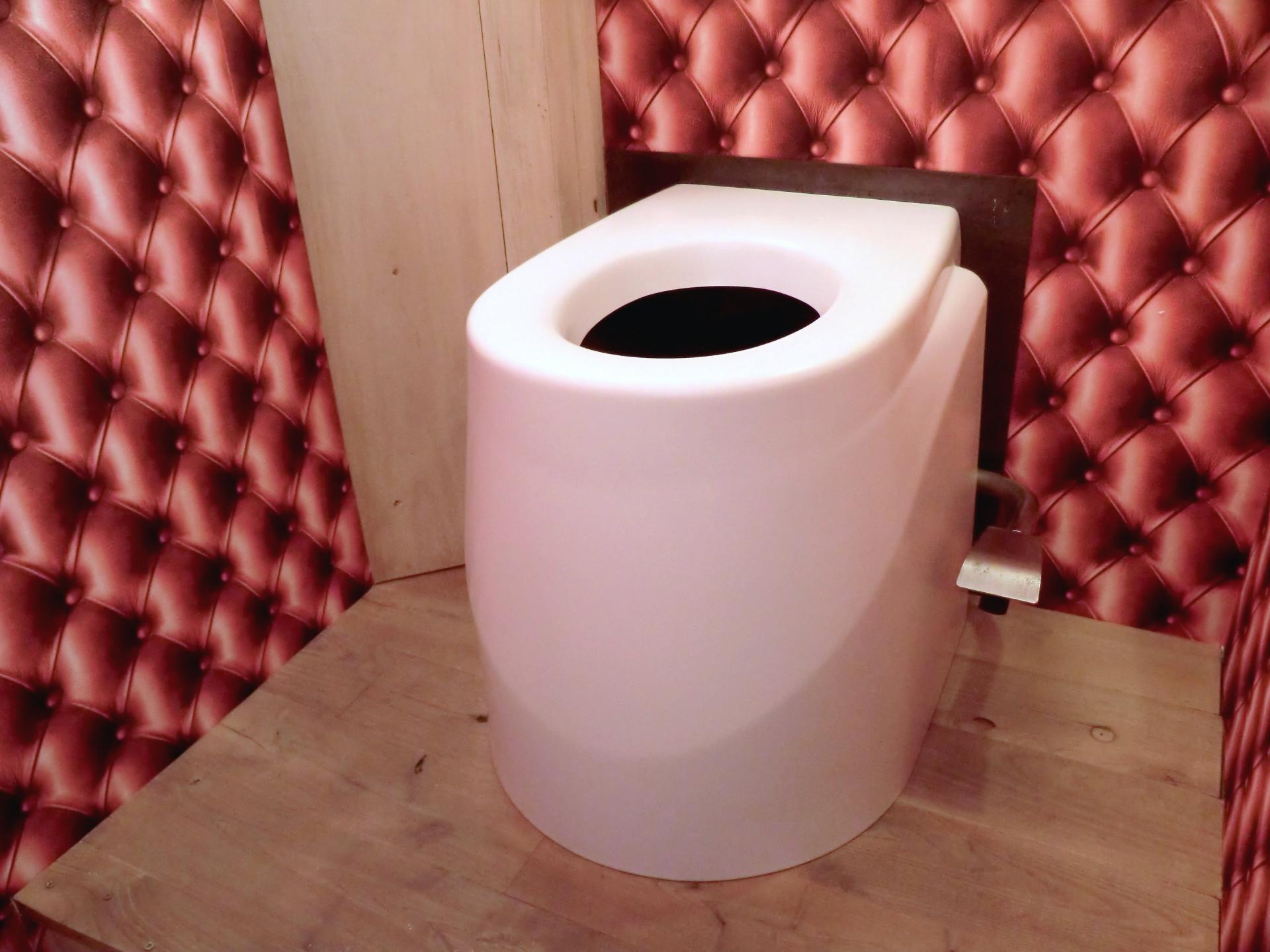 Toilette sèche Ecodomeo, siège Néodyme pose